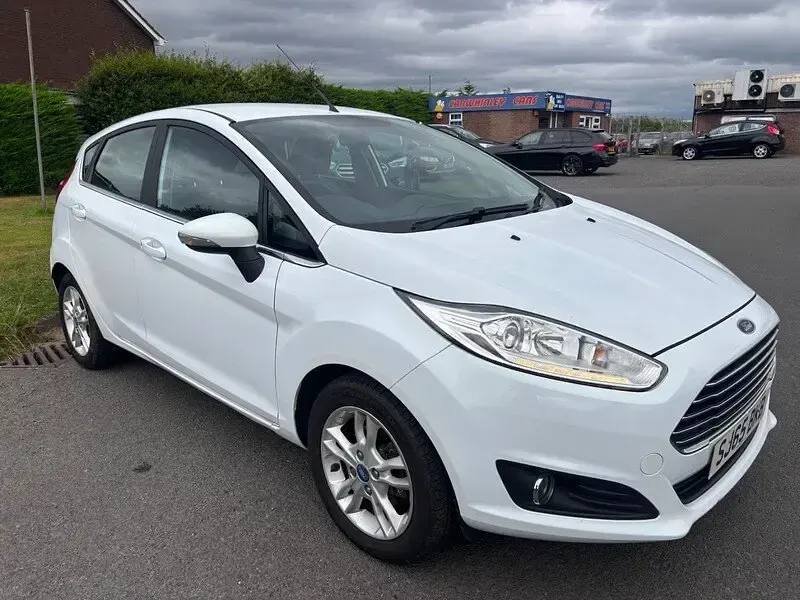 Used Ford Fiesta Zetec 82 HP (60 kW) 2016 White Hatchback