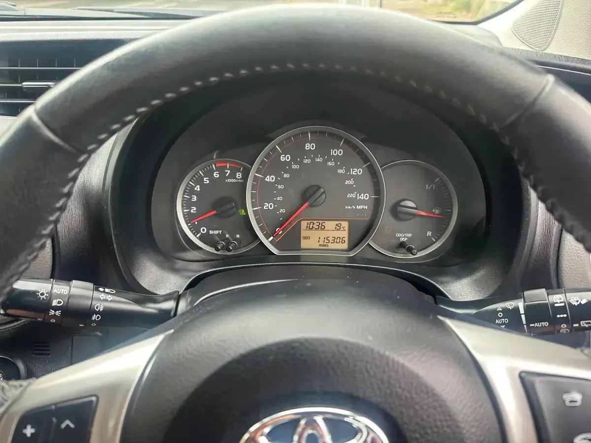 Used Toyota Yaris 99 HP (72 kW) 2014 Black Hatchback