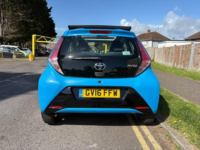 Usado Toyota Aygo x-press 69 HP (50 kW) 2016 Azul Citadino
