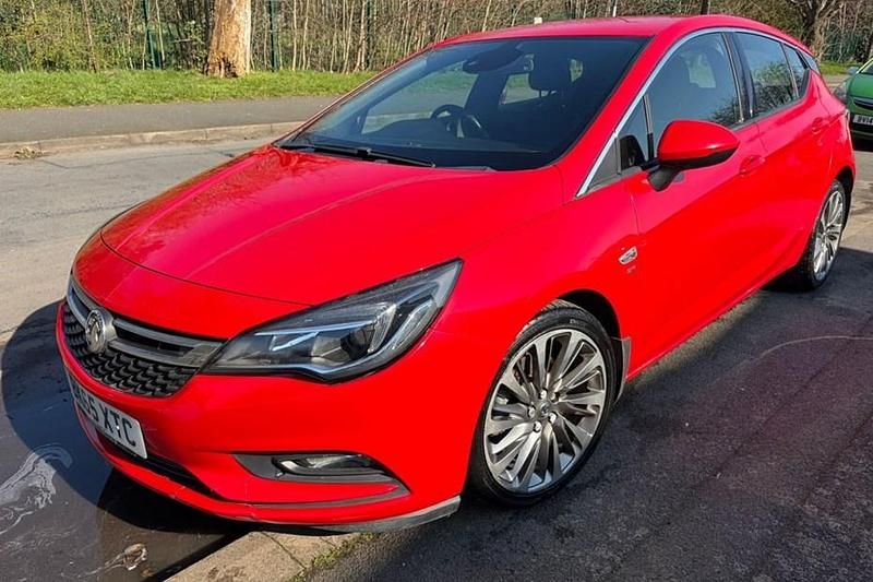 Used Vauxhall Astra SRi 110 HP (80 kW) 2015 Red Hatchback