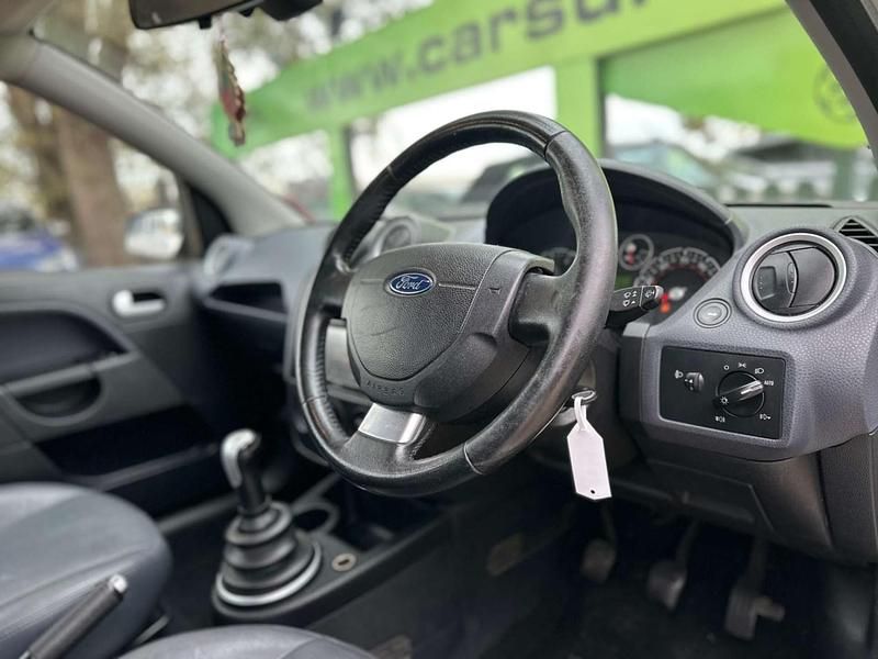 Used Ford Fiesta Ghia 80 HP (58 kW) 2006 Silver Hatchback