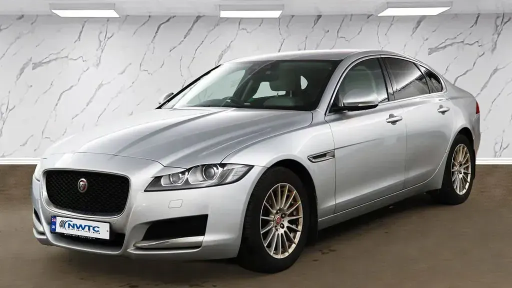 Used Jaguar XF Prestige 180 HP (132 kW) 2019 Silver Sedan