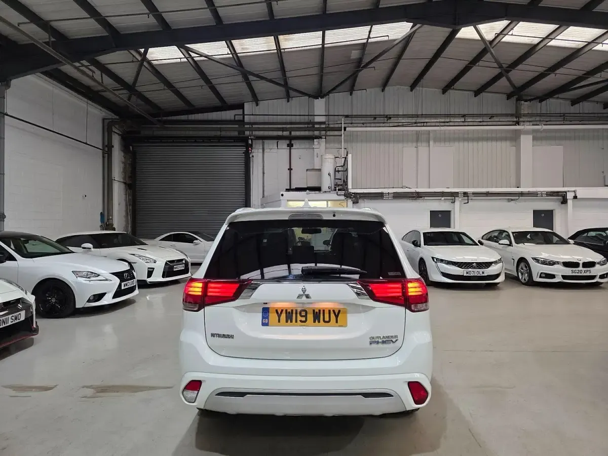 Used Mitsubishi Outlander P-HEV 174 HP (127 kW) 2019 White Estate