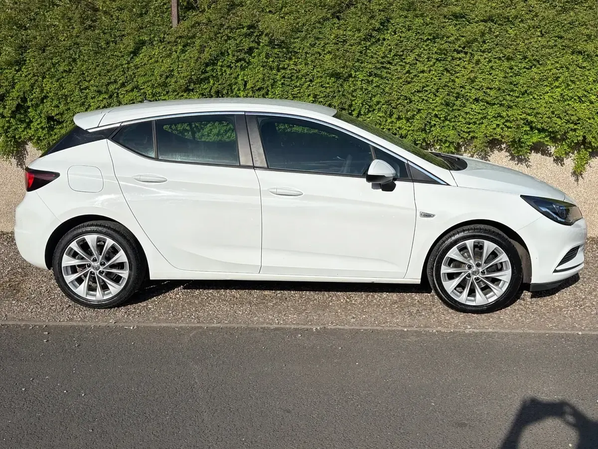 Used Vauxhall Astra Design Edition 105 HP (77 kW) 2017 White Hatchback