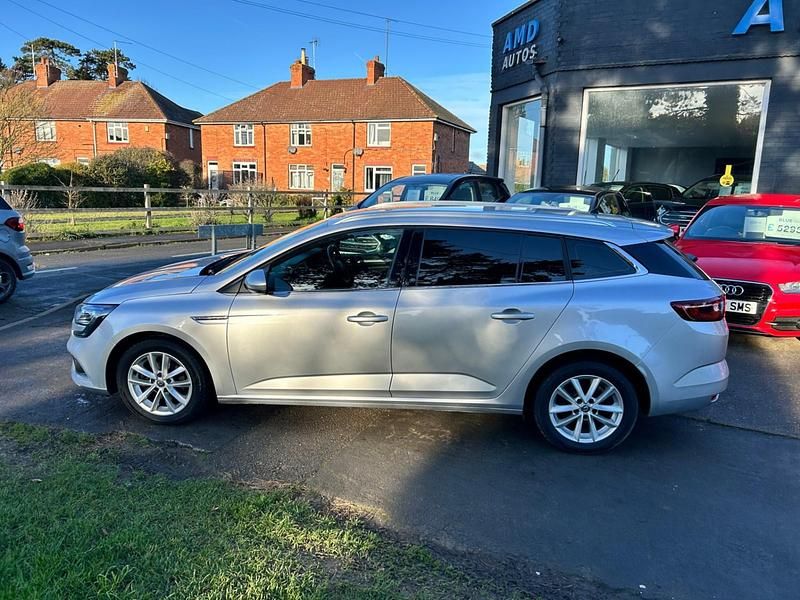 Used Renault Mégane GrandTour Dynamique 110 HP (80 kW) 2017 Silver Estate