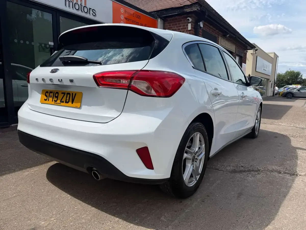 Used Ford Focus Zetec 125 HP (91 kW) 2019 White Hatchback