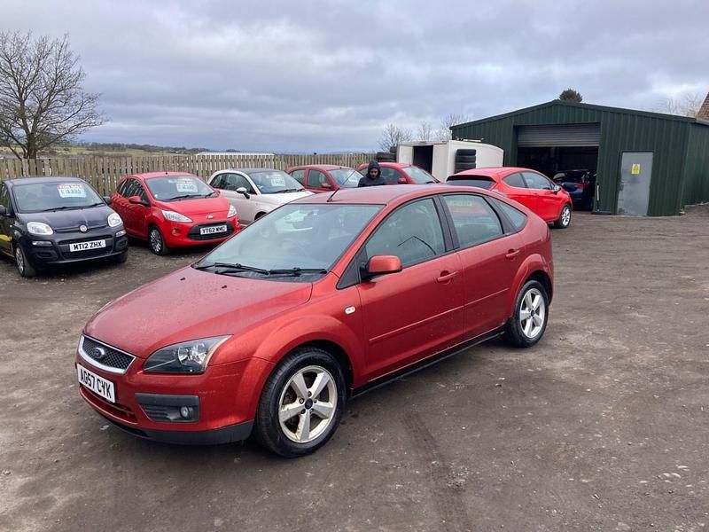 Begagnad Ford Focus Zetec 2008 Röd Halvkombi