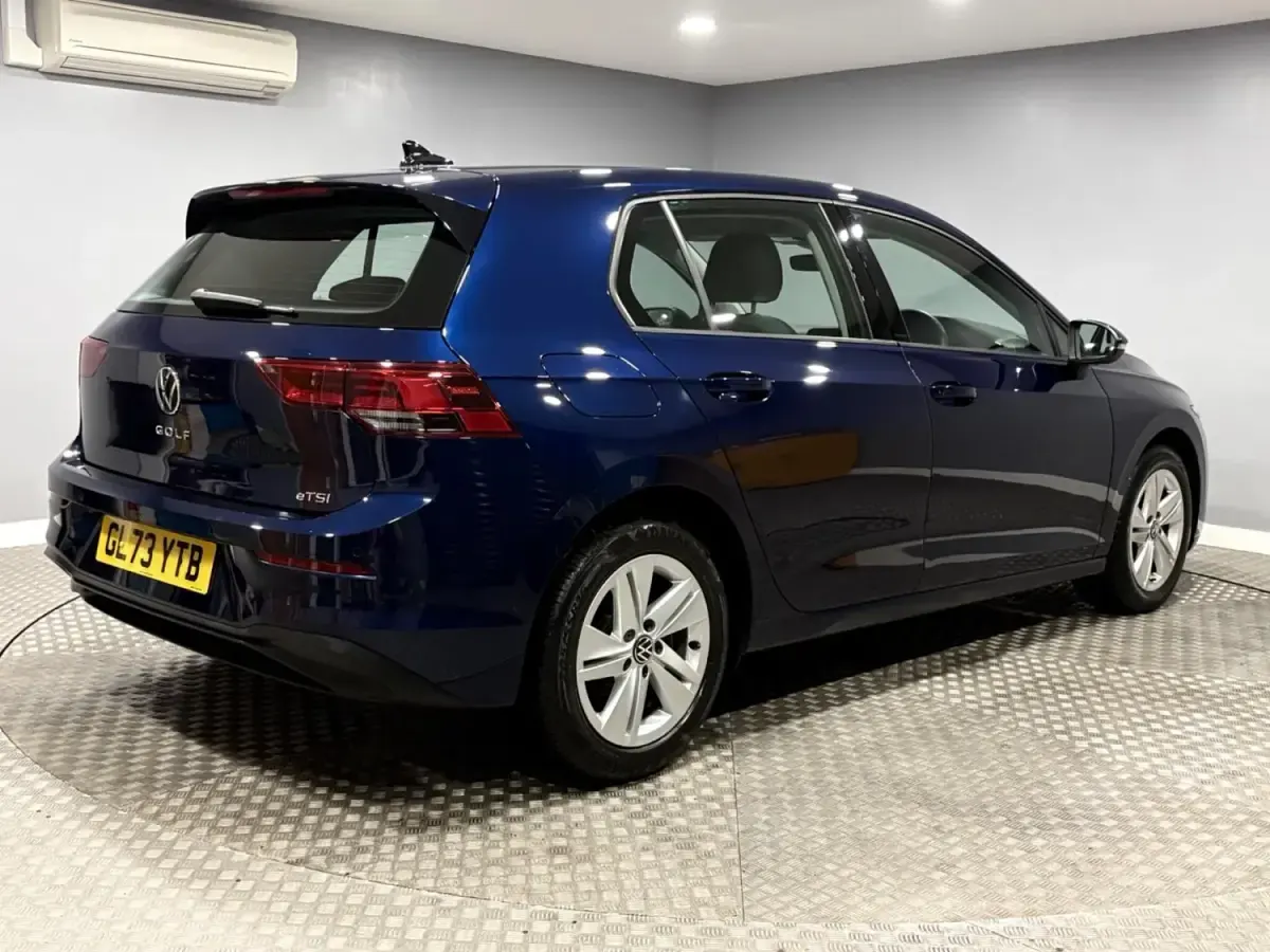 Używany VW Golf VIII Life 150 KM (110 kW) 2024 Niebieski Hatchback