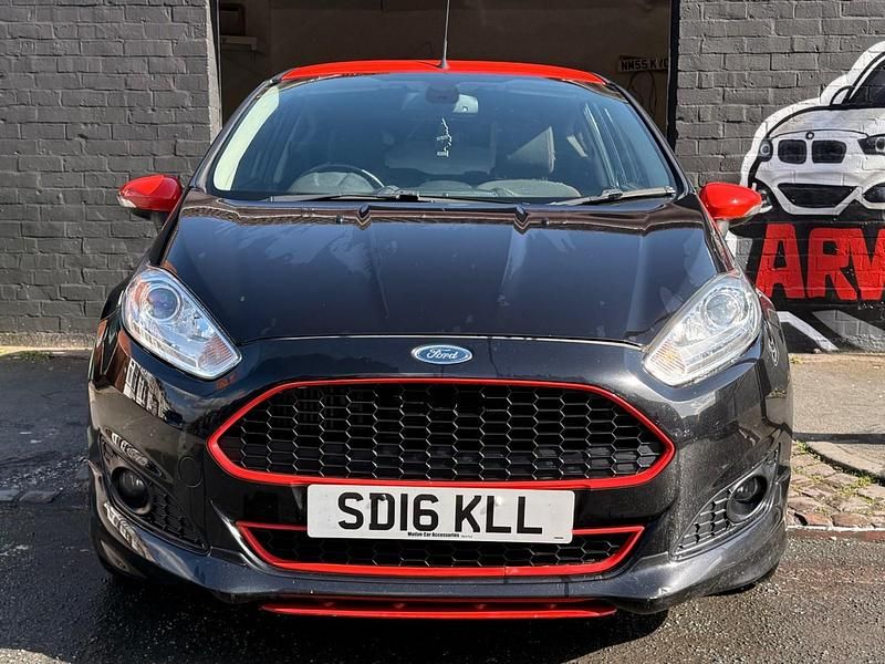 Usado Ford Fiesta Zetec 140 HP (102 kW) 2016 Preto Citadino