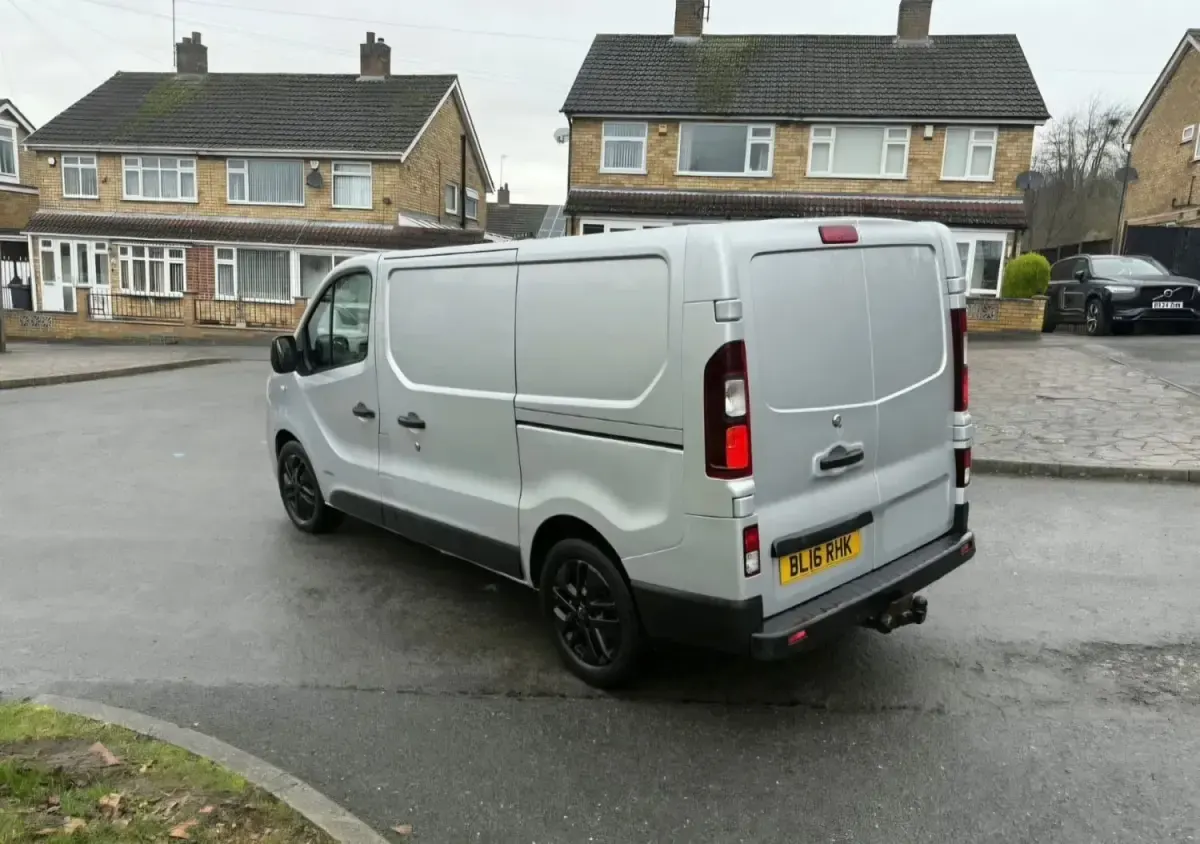 Usado Renault Trafic 115 HP (84 kW) 2016 Prateado Monovolume