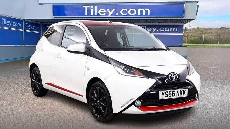Used Toyota Aygo x-press 69 HP (50 kW) 2017 White Hatchback