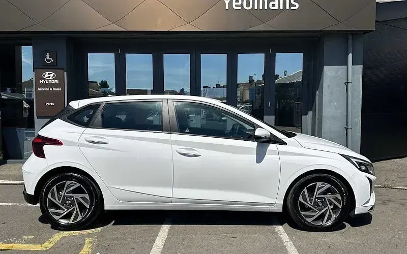 Used Hyundai i20 Advanced 101 HP (74 kW) 2025 White Hatchback