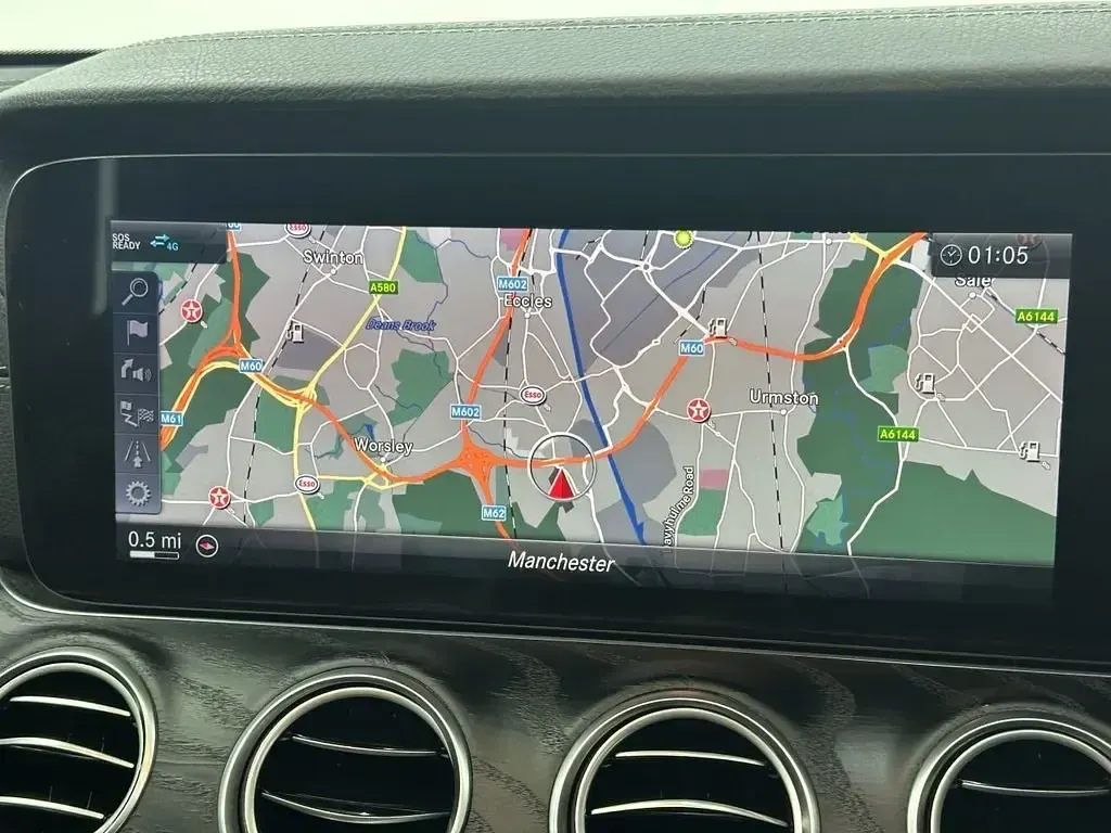 Usado Mercedes E220 AMG line 2019 Azul Carrinha