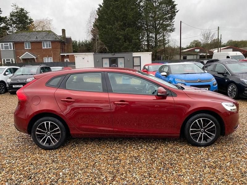 Used Volvo V40 Momentum 122 HP (89 kW) 2017 Red Hatchback