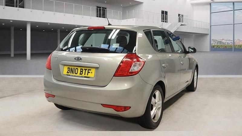 Używany Kia Ceed 126 KM (92 kW) 2010 Srebrny Hatchback
