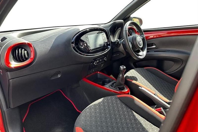 Used Toyota Aygo X 72 HP (52 kW) 2023 Chilli red with black SUV