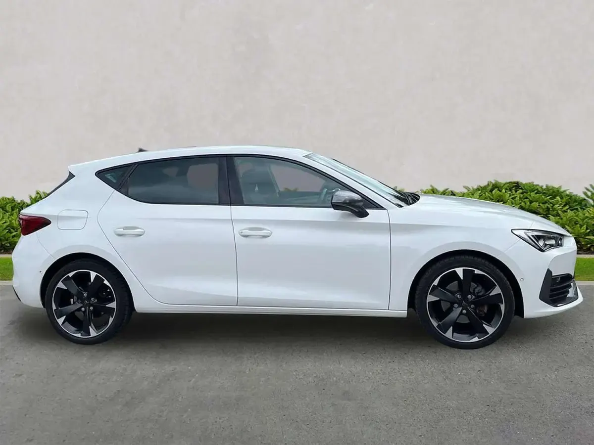 Used Cupra Leon 150 HP (110 kW) 2024 White Hatchback