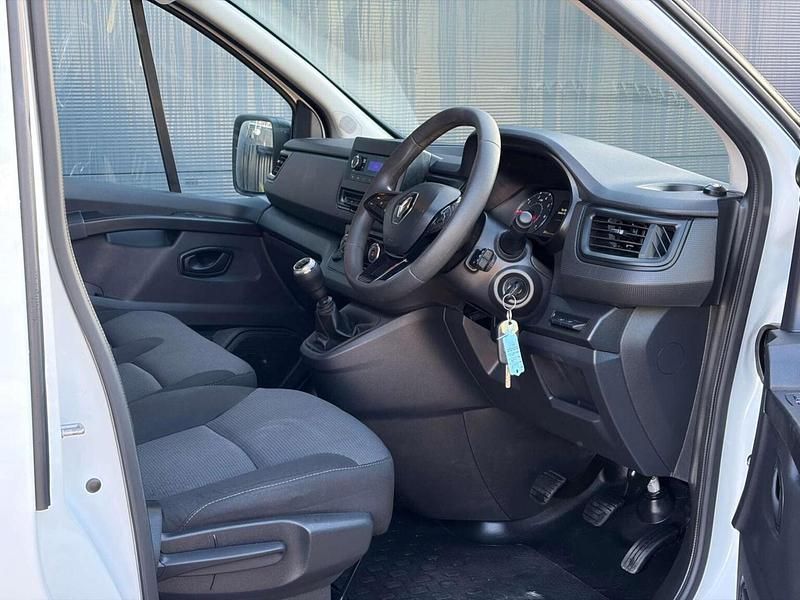 Begagnad Renault Trafic Business 2023 Vit Minibuss