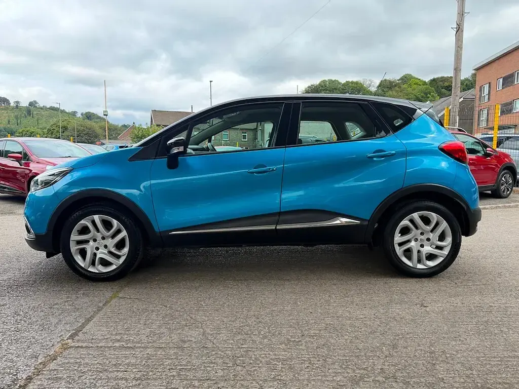 Used Renault Captur Dynamique 90 HP (66 kW) 2015 Blue/black SUV