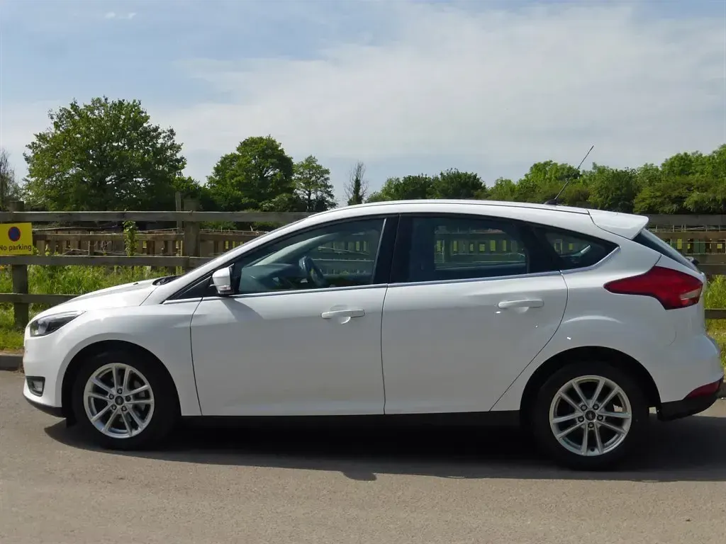 Used Ford Focus Zetec 2016 Frozen white Hatchback