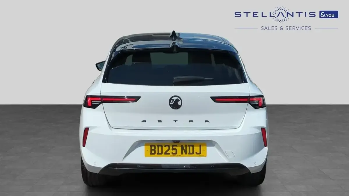 Used Vauxhall Astra Ultimate 128 HP (94 kW) 2025 White Hatchback