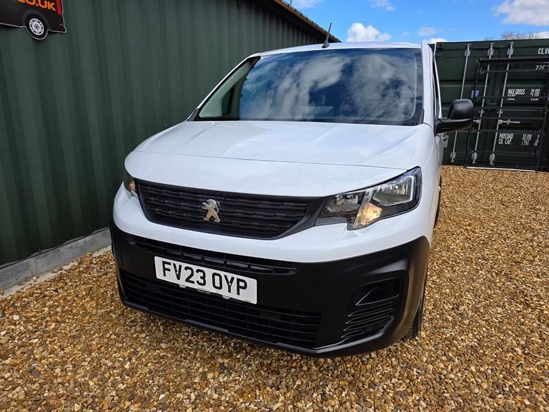 Gebraucht Peugeot Partner Premium 131 PS (96 kW) 2023 Weiß Van / Kleinbus