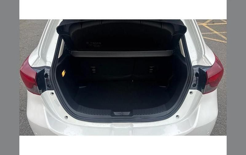 Used Mazda 2 Inclusive 90 HP (66 kW) 2022 White Hatchback