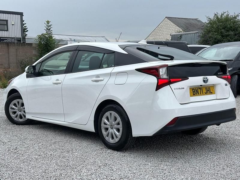 Used Toyota Prius 122 HP (89 kW) 2021 White Hatchback