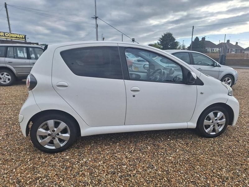 Used Toyota Aygo 68 HP (50 kW) 2013 White Hatchback