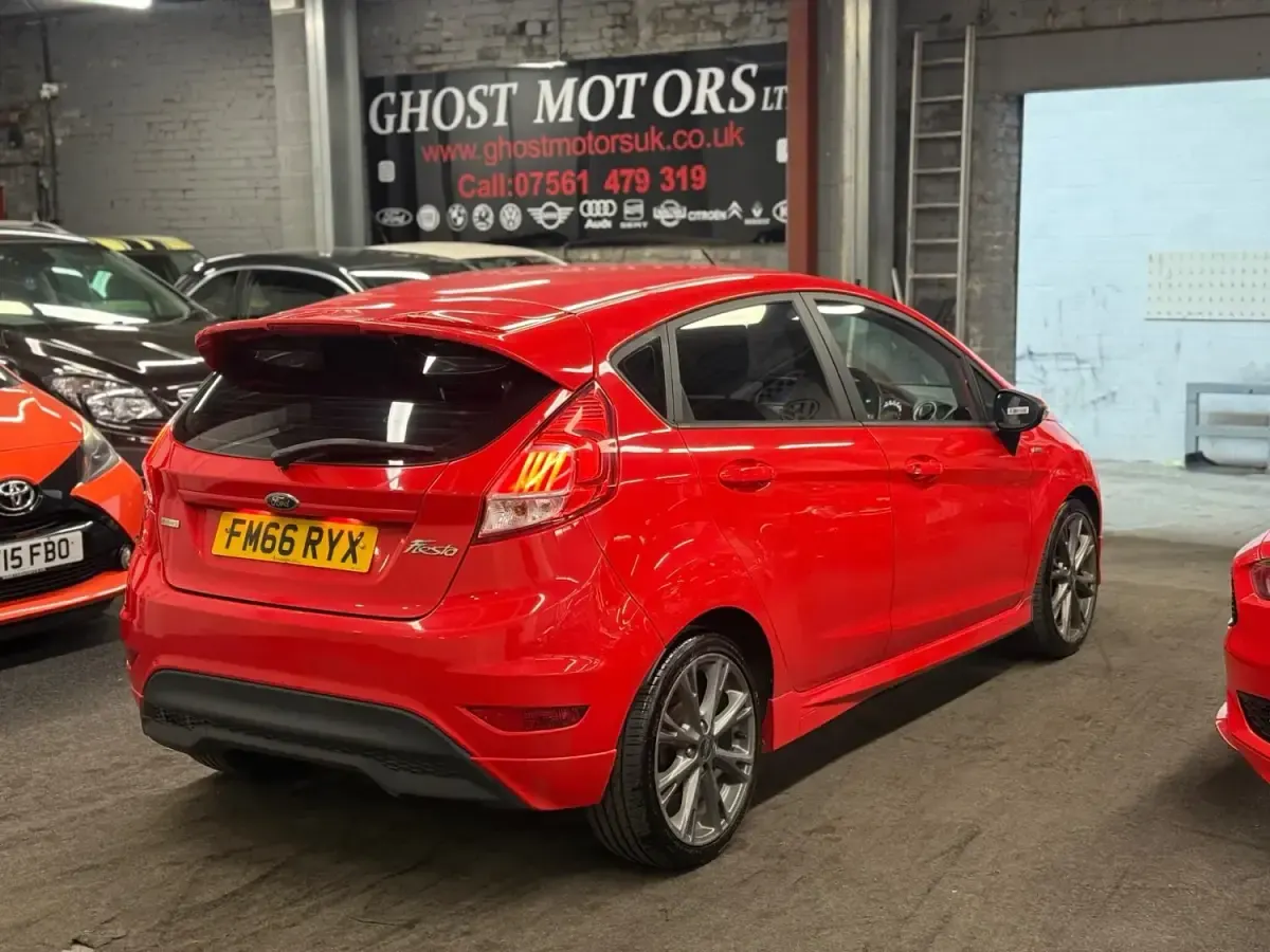 Usado Ford Fiesta ST-Line 125 HP (91 kW) 2017 Vermelho Citadino