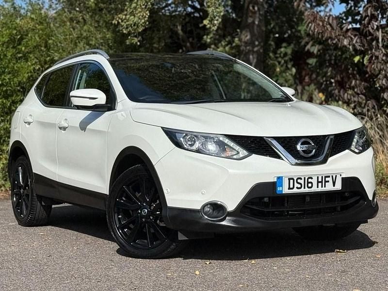 White Used 2016 Nissan Qashqai Tekna SUV | £12,480 (Fair price) - Image 1/4