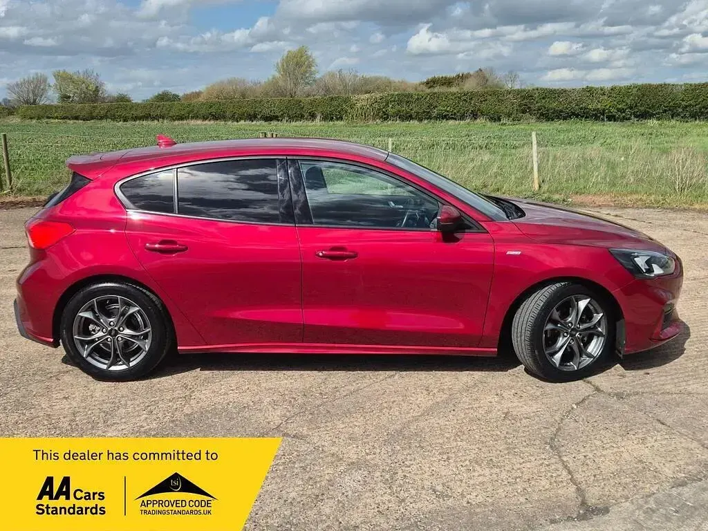 Used Ford Focus ST-Line 125 HP (91 kW) 2018 Red Hatchback