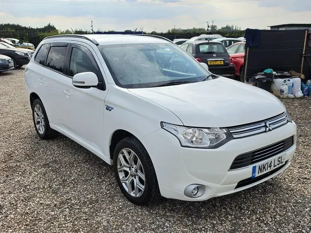 Used Mitsubishi Outlander P-HEV 2014 White Estate