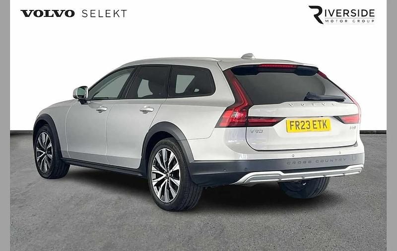 Used Volvo V90 CC Plus 232 HP (170 kW) 2023 Silver Estate