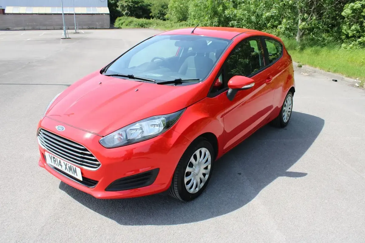 Usado Ford Fiesta Style 82 HP (60 kW) 2014 Vermelho Citadino