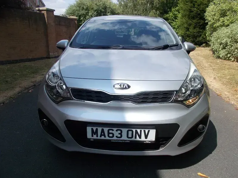 Used Kia Rio 84 HP (61 kW) 2013 Silver Hatchback