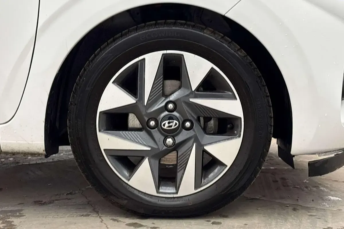 Used Hyundai i10 Advanced 63 HP (46 kW) 2025 White Hatchback