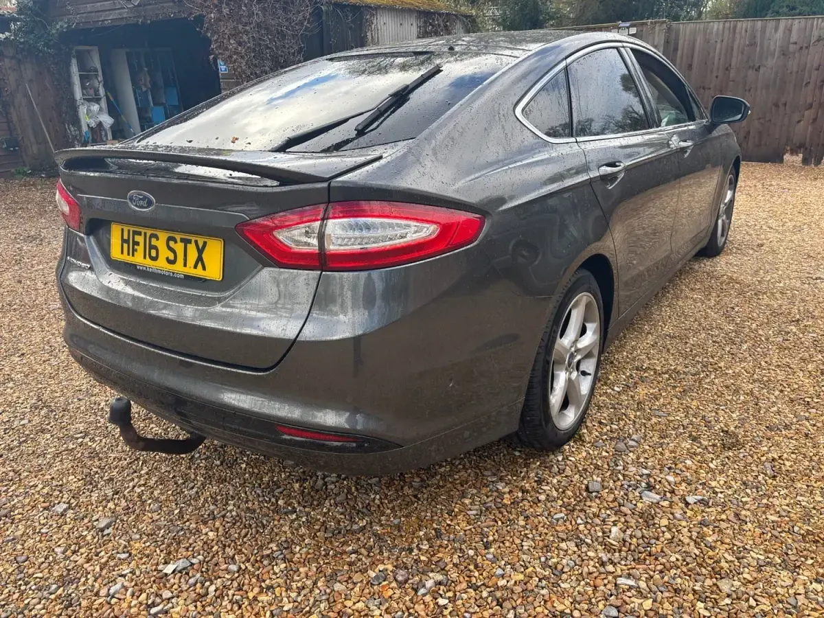 Usado Ford Mondeo Titanium 150 HP (110 kW) 2016 Cinzento Citadino