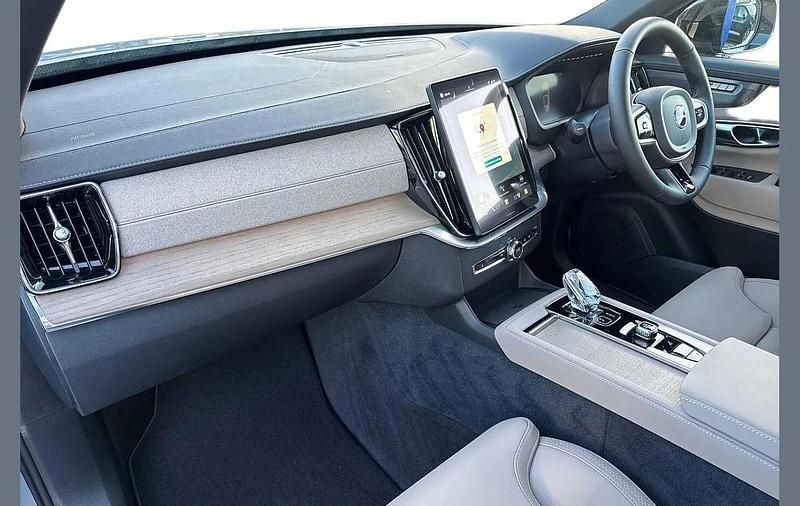 New Volvo XC90 Plus 247 HP (181 kW) 2025 Grey SUV