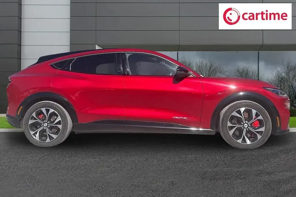 Begagnad Ford Mustang Extended Range 351 HK (258 kW) 2022 Röd Halvkombi