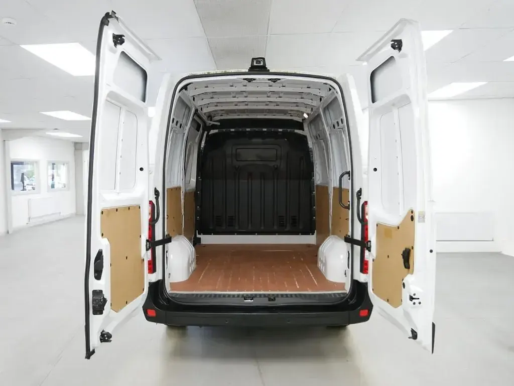Used Renault Master Business 135 HP (99 kW) 2020 White MPV