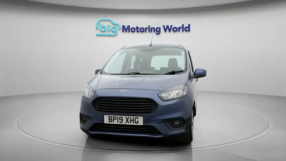 Usado Ford Tourneo Courier Zetec 100 CV (73 kW) 2019 Azul Monovolumen