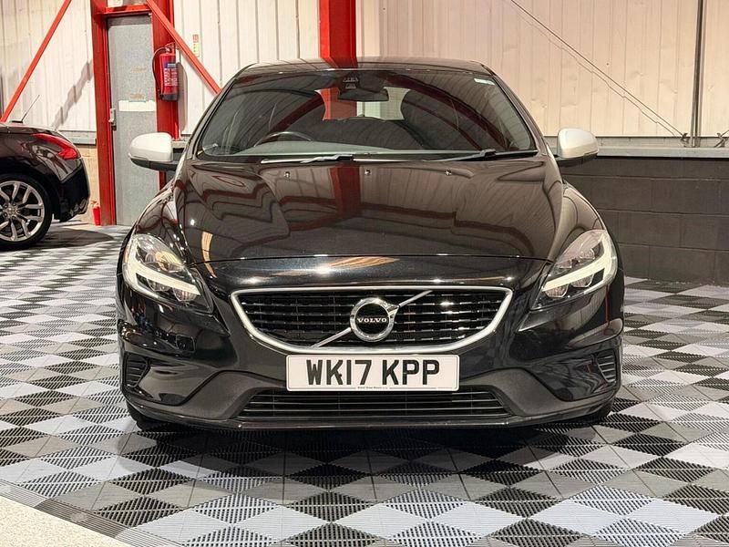 Used Volvo V40 R-Design 122 HP (89 kW) 2017 Black Hatchback