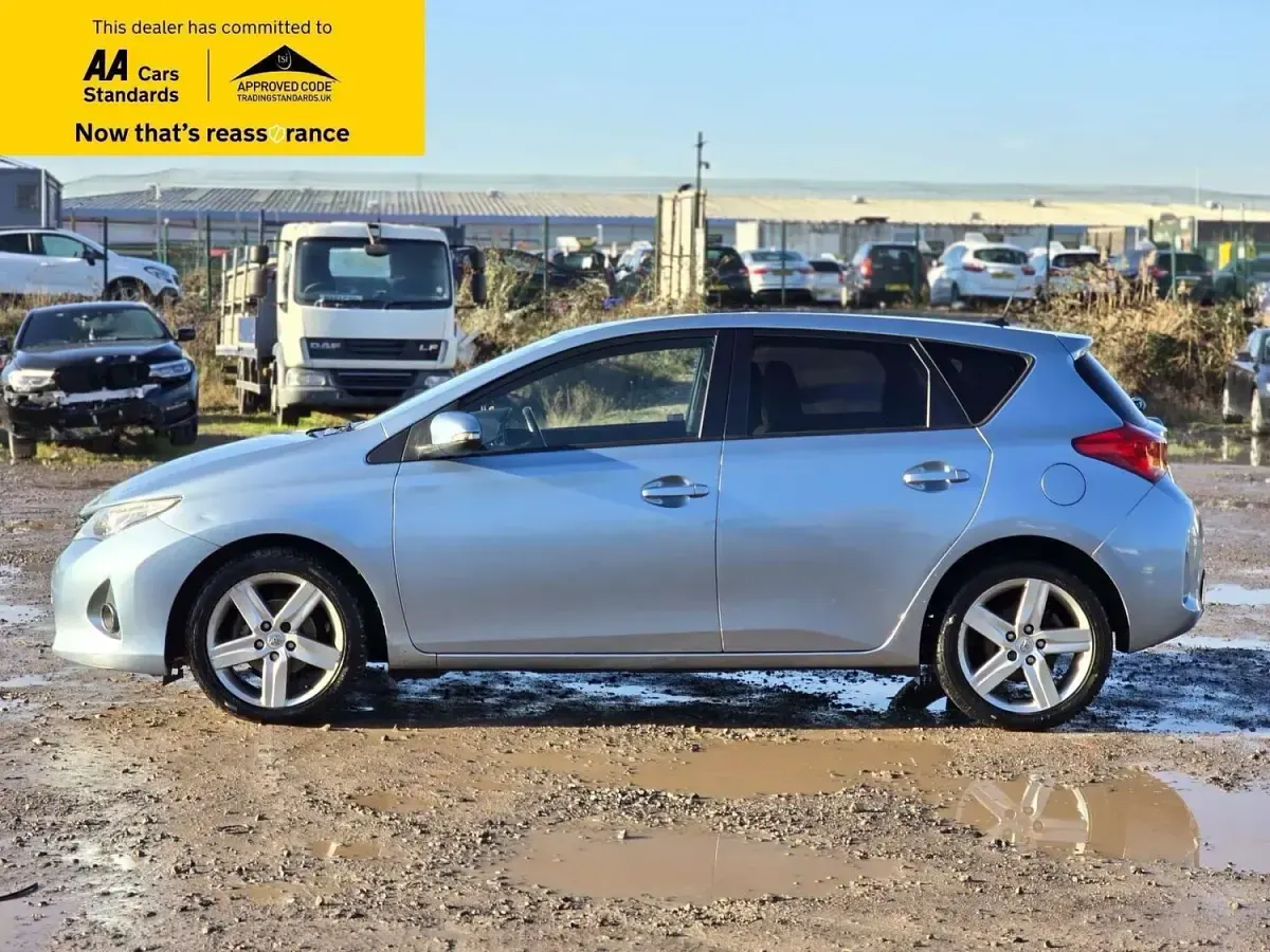 Used Toyota Auris Multidrive S 2013 Blue Hatchback