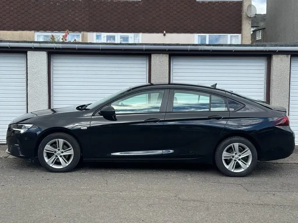 Second-hand Vauxhall Insignia Sport 122 CP (89 kW) 2021 Negru Hatchback