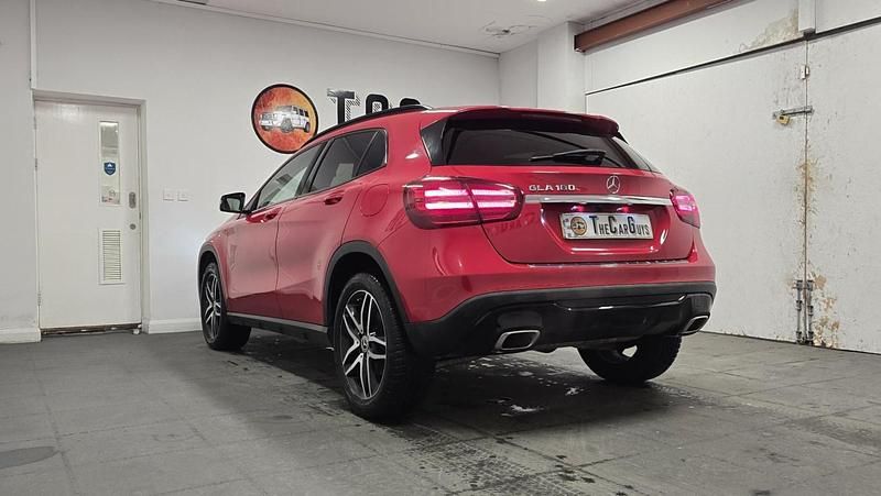 Used Mercedes GLA180 Urban 122 HP (89 kW) 2018 Red SUV