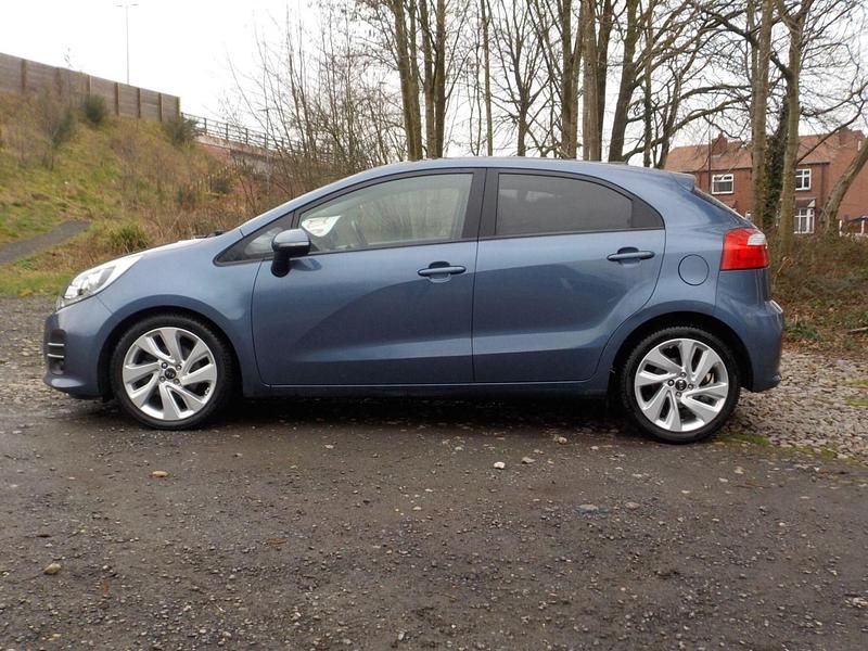 Used Kia Rio 89 HP (65 kW) 2015 Blue Hatchback