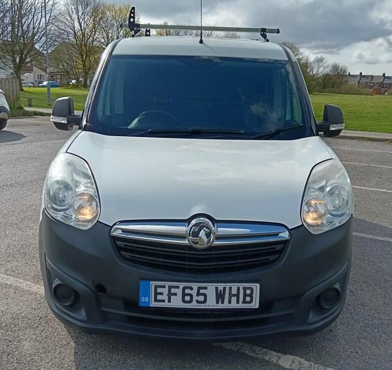Second-hand Vauxhall Combo 90 CP (66 kW) 2015 Alb Monovolum