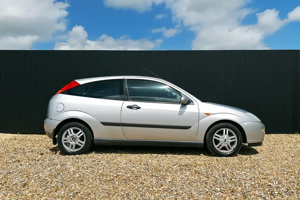 Used Ford Focus Zetec 100 HP (73 kW) 1999 Silver Hatchback