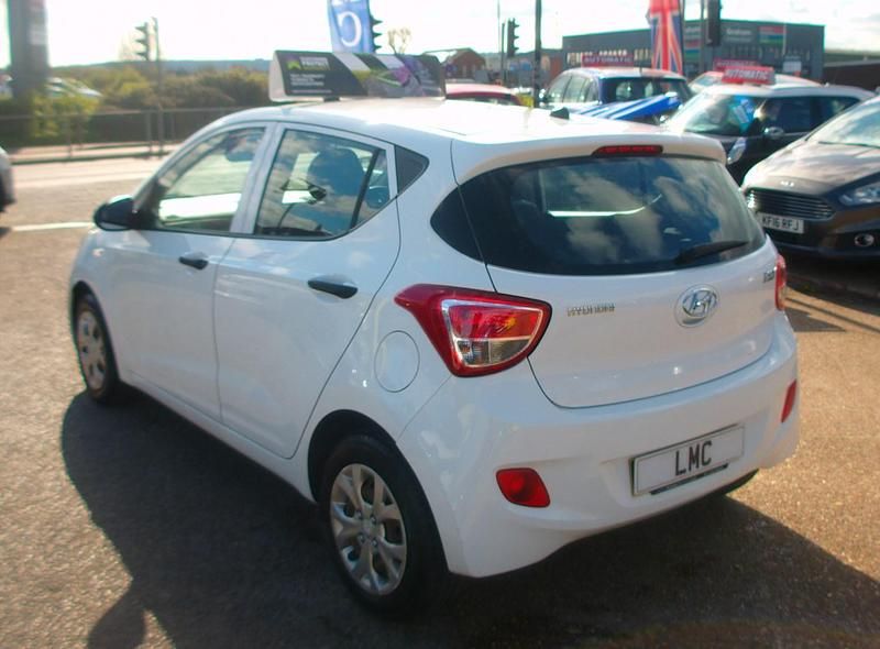 Used Hyundai i10 67 HP (49 kW) 2014 White Hatchback